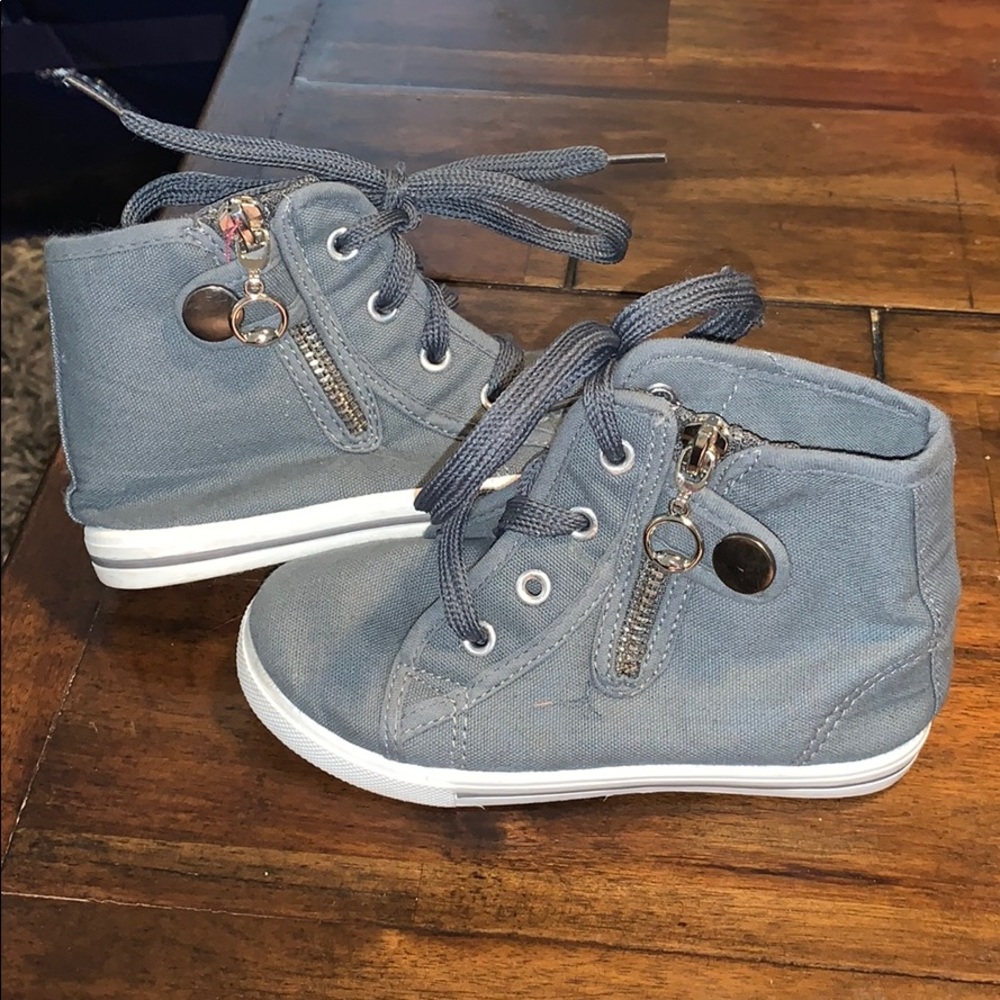 Like new girls high top zip up sneaker sz 9